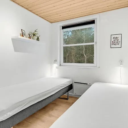 בית נופש With Fireplace 06